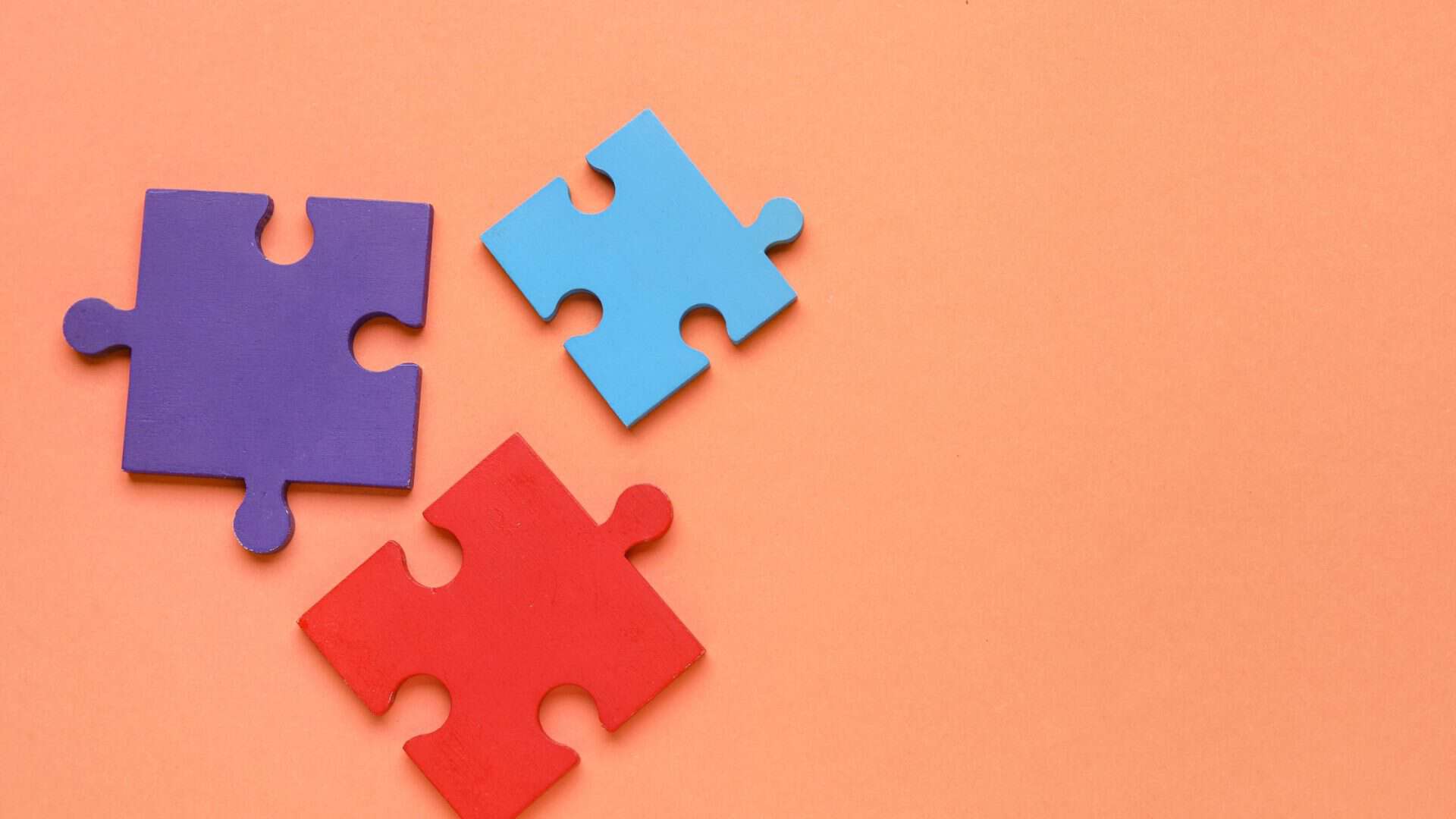 La psychologie du prix que tout dirigeant de TPE-PME doit connaître 2 psychologie du prix pour les TPE-PME - pièces de puzzle sur fond orange
