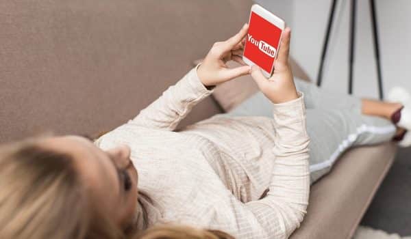 YouTube s'impose dans les salons : près d'un Français sur deux l'utilise chaque semaine